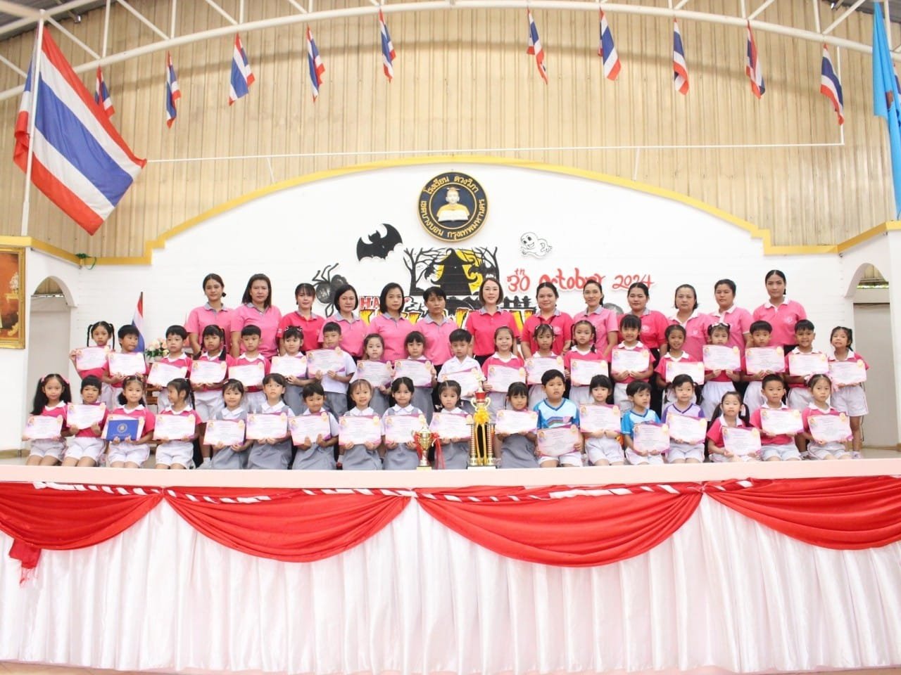 รับเกียรติบัตรการแข่งขันทักษะทางวิชาการ ระดับอนุบาล