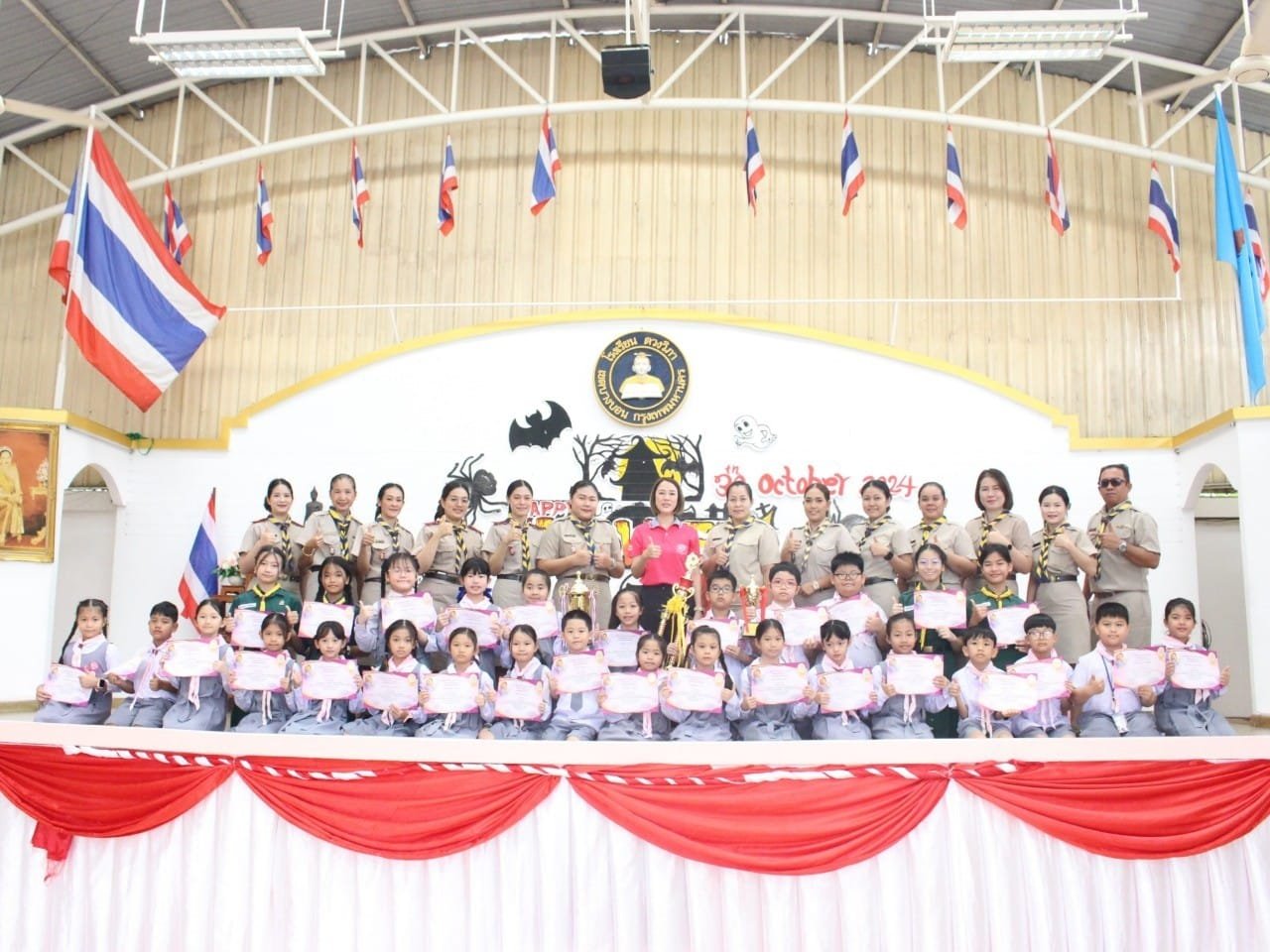 รับเกียรติบัตรการแข่งขันทักษะทางวิชาการ ระดับประถมศึกษา