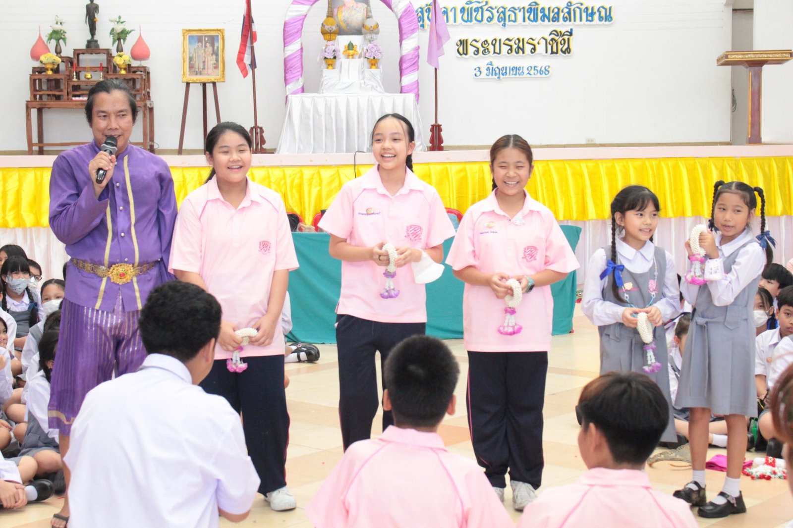 กิจกรรม ชมการแสดงละครจากฅนทำฅนดู
